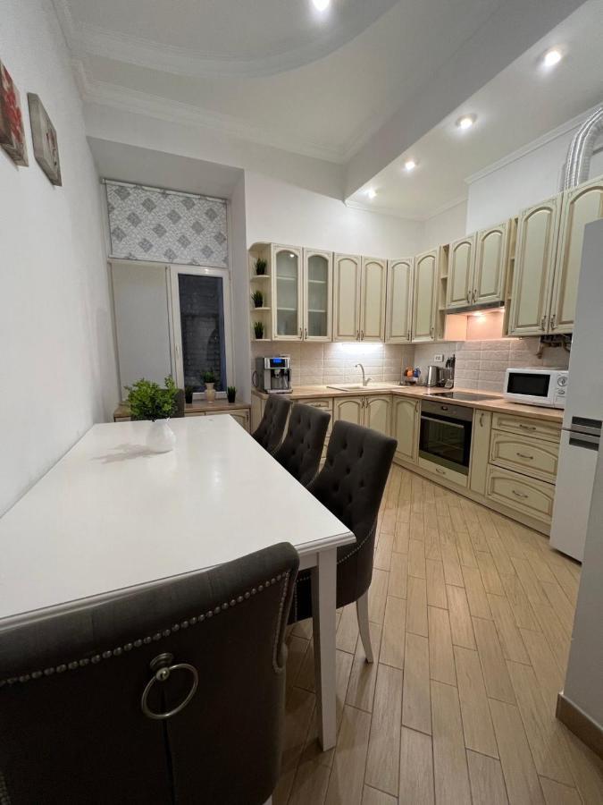 3 Rooms Apartments In The City Centr 利沃夫 外观 照片