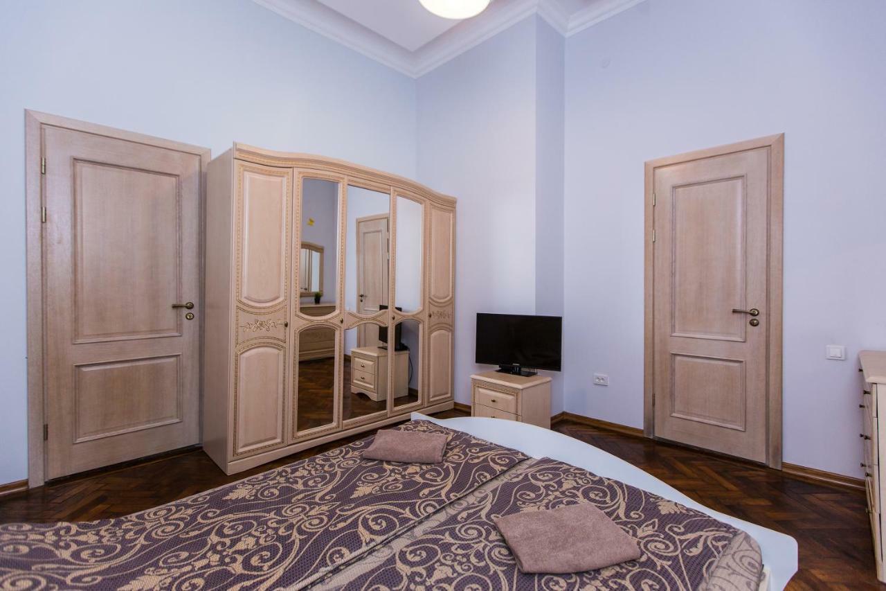 3 Rooms Apartments In The City Centr 利沃夫 外观 照片